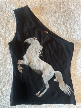 Tyler McGillivary - one should top. Size M